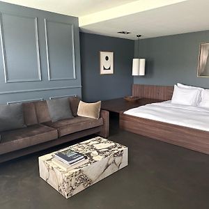 Commune Suites